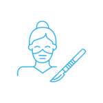 CHIRURGIA Disegno al tratto blu di un chirurgo con maschera e berretto, accanto a un bisturi, su sfondo chiaro.