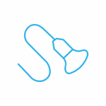 ECOGRAFIA Un disegno a linee blu di un ago con un filo che passa attraverso la sua cruna, formando una forma astratta e sinuosa su uno sfondo grigio chiaro.